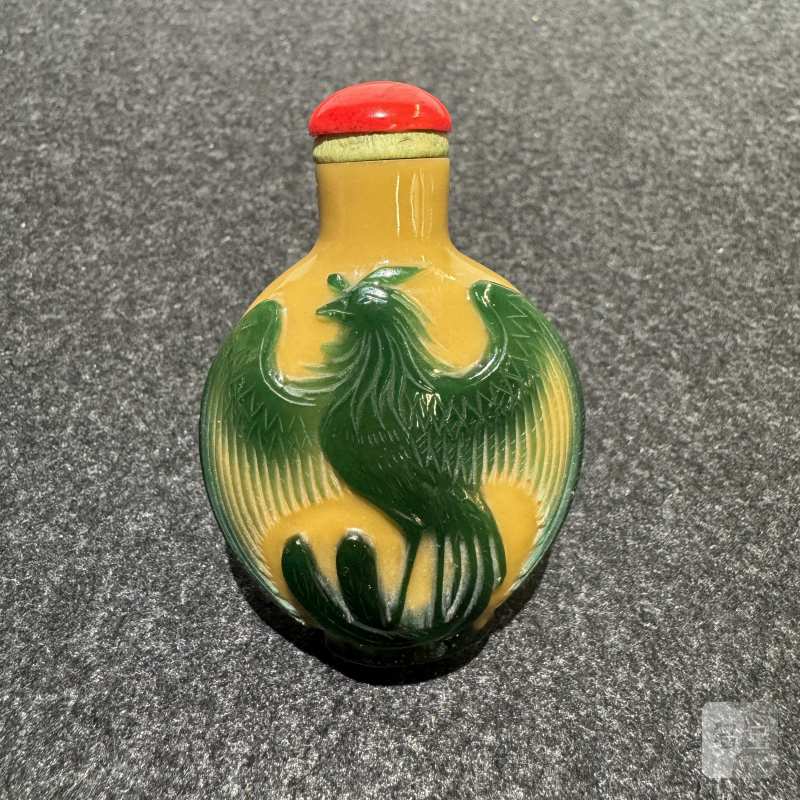 清 双凤纹黄套绿烟壶 - 图2
